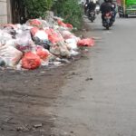 Sampah berserakan di panjang jalan utama Cadas-kukun pas di lampu merah
