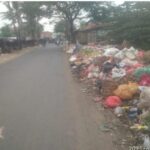 Sampah Menumpuk Di jalan Raya Pakuhaji Di Desa Sarakan Kec. Sepatan, Menebarkan Bauk Busuk dan Menyengat setiap melewati Ruas Jalan itu