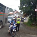 Pelayanan Pagi Hari Terhadap Para Pengguna Jalan, Polsek Pasar Kemis Polresta Tangerang Melaksanakan Pengaturan Lalu Lintas