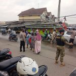 Petugas Pos Pam Ops Ketupat Maung 2012 Polsek Pasar Kemis Polresta Tangerang, Lakukan Patroli Jalan Kaki Di Pasar Regional Kuta Bumi